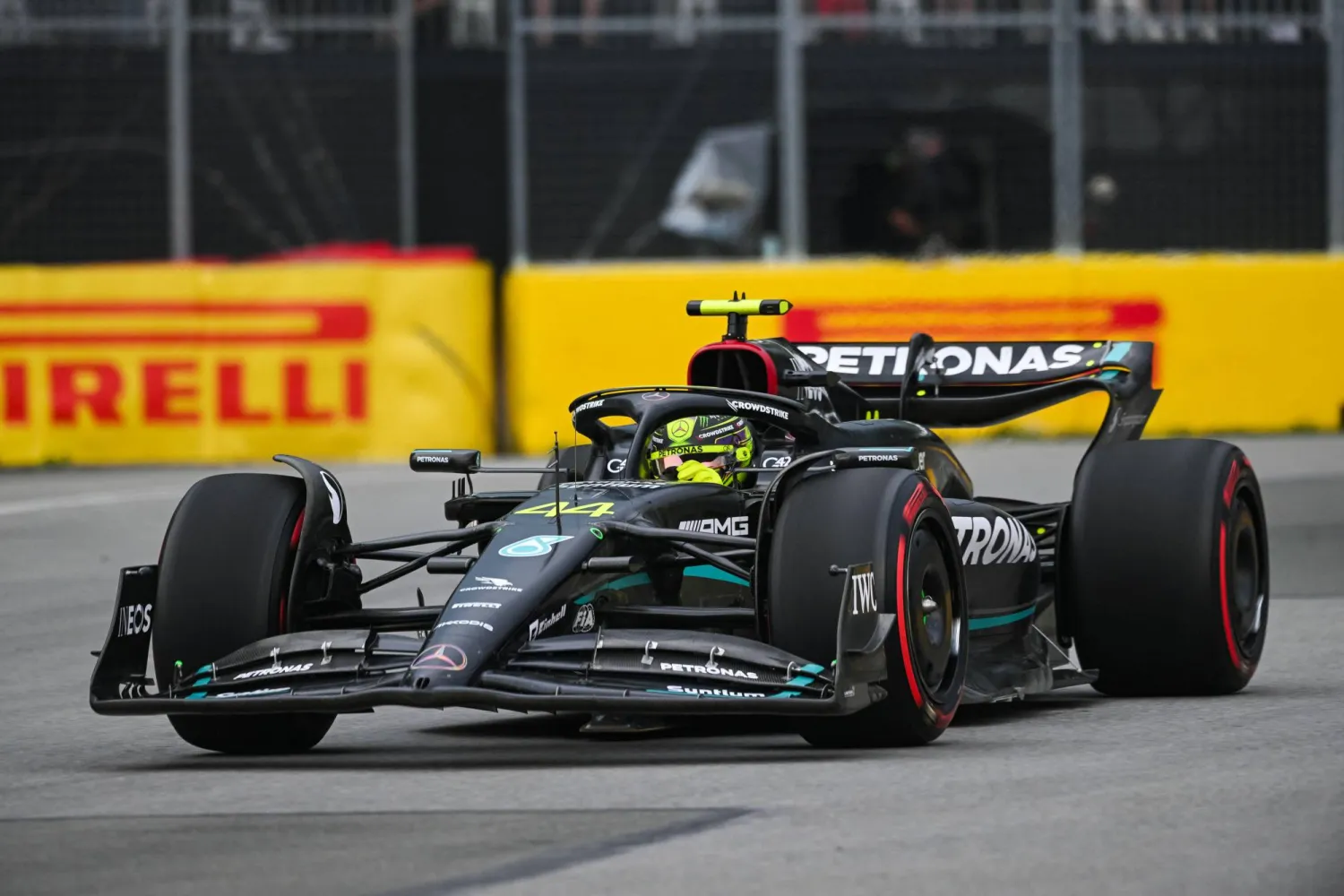 هاميلتون قال إن الحلبة كانت الأكثر تخبطاً منذ فترة طويلة (رويترز)