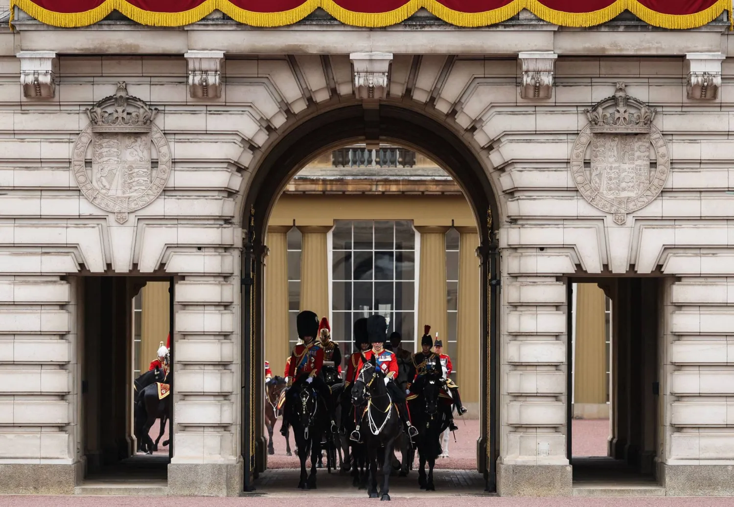 الموكب ينطلق من قصر باكنغهام حتى ساحة «هورس غاردز باريد» على طول جادة «مول» في وسط لندن حيث سيحيي الجيش الملك (أ.ف.ب)