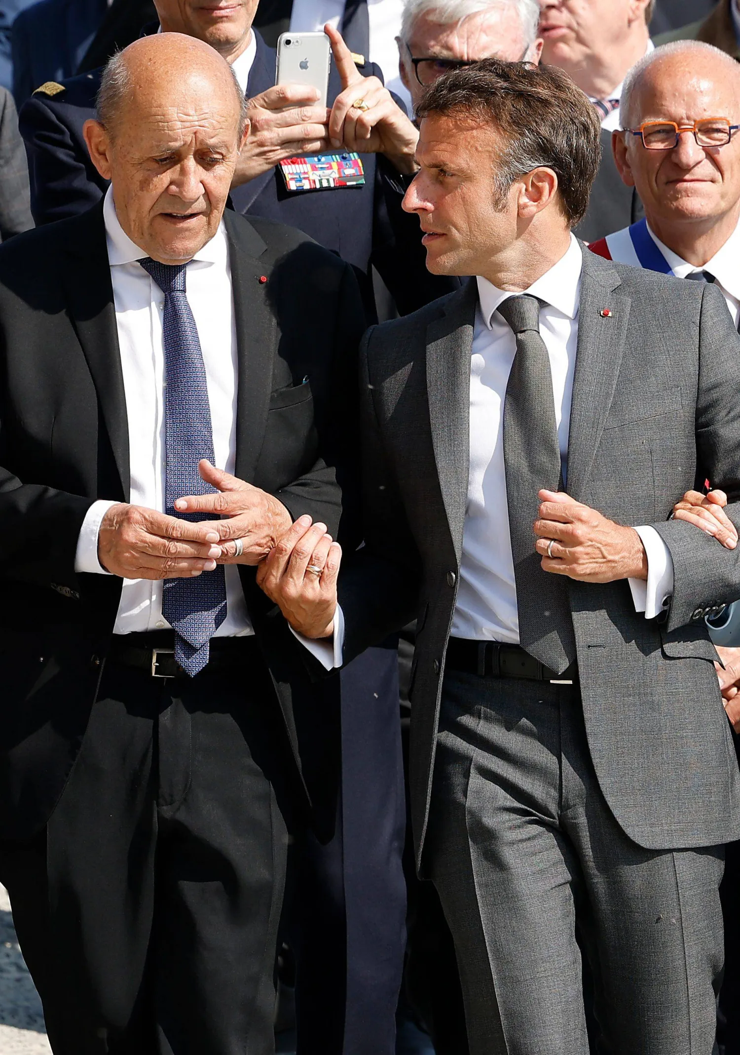 لودريان والرئيس ماكرون (أ.ف.ب)