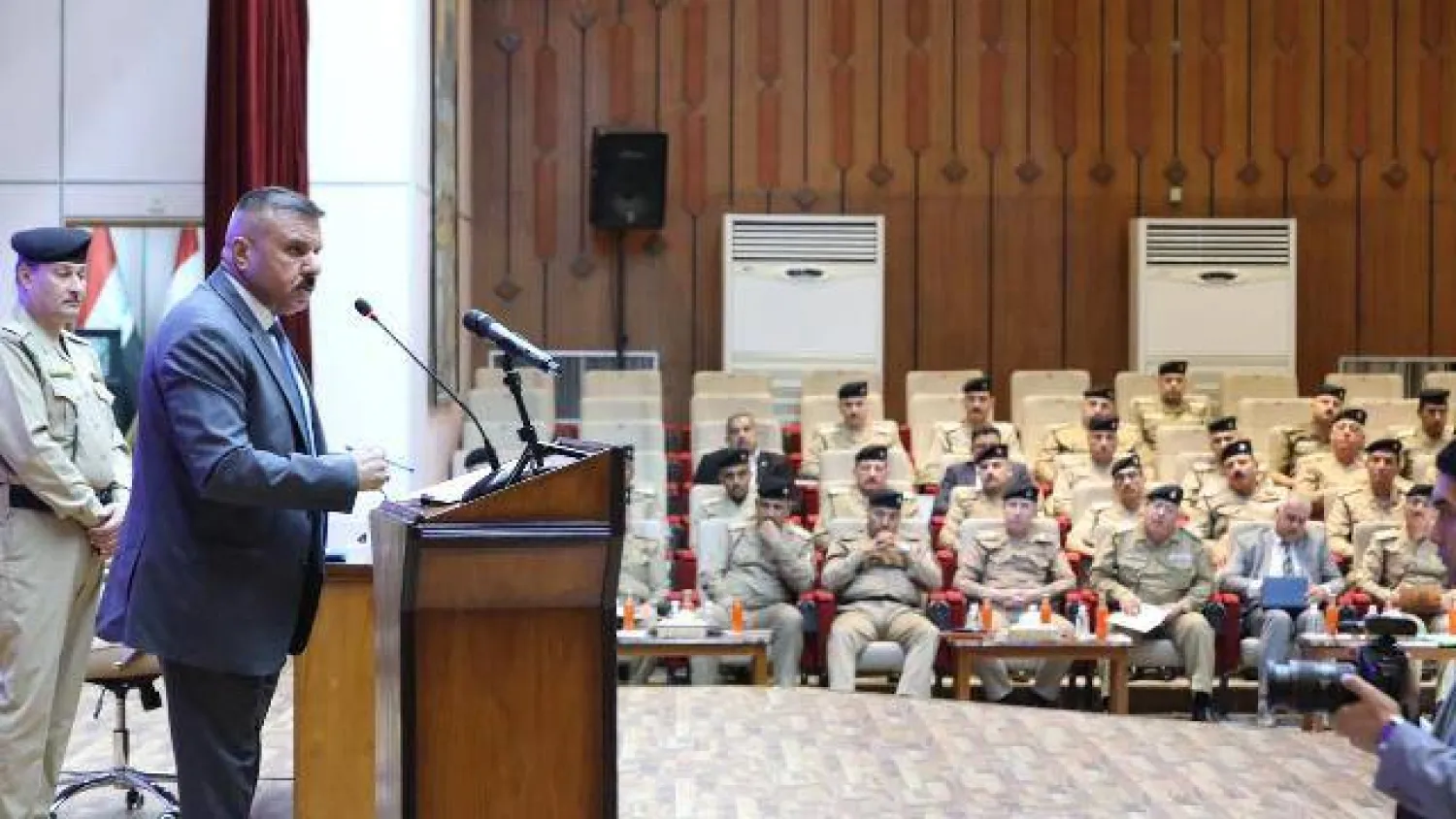 الشمري يتحدث لمجموعة من ضباط الشرطة في بغداد اليوم (الداخلية العراقية)