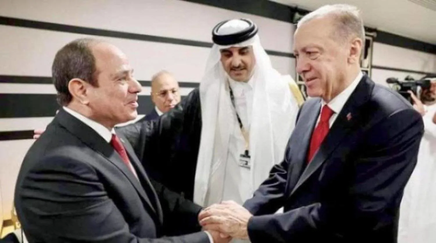 Sisi ve Erdoğan, geçtiğimiz kasım ayında Dünya Kupası'nın açılış töreni sırasında Katar Emiri'nin önünde tokalaştılar (Mısır Cumhurbaşkanlığı)