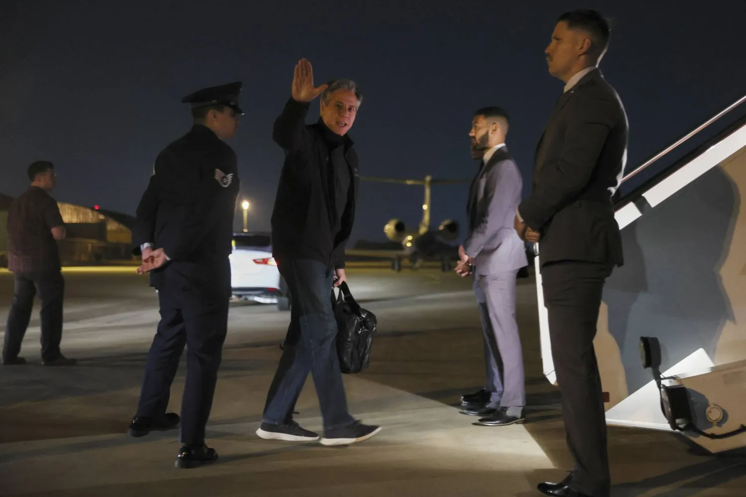 وزير الخارجية الأميركي لدى استعداده للإقلاع نحو بكين مساء الجمعة (أ.ب)