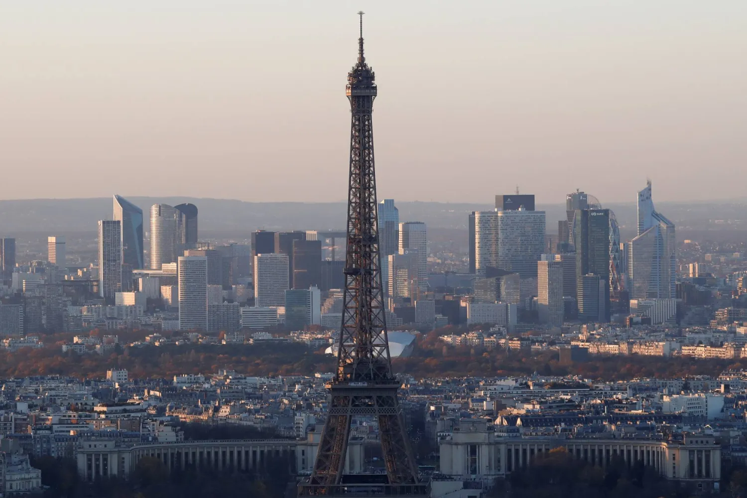 A general view shows the Eiffel Tower and the financial and business district in La Defense, west of Paris, France November 22, 2017. REUTERS/Gonzalo Fuentes