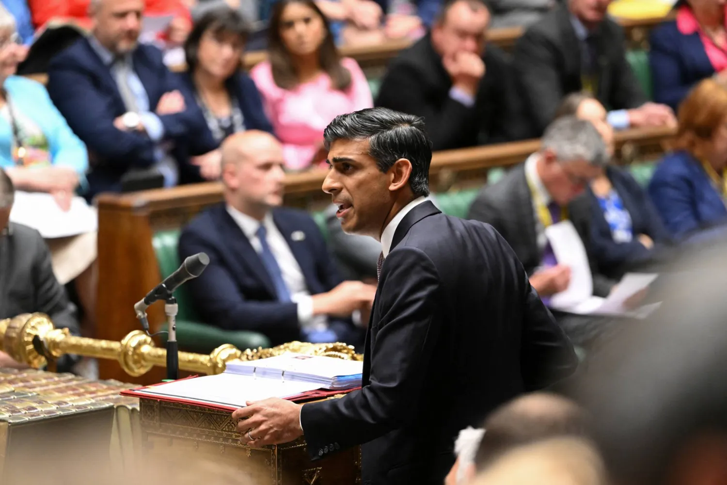 تحدث رئيس الوزراء البريطاني ريشي سوناك خلال أسئلة رئيس الوزراء في مجلس العموم في لندن(رويترز)