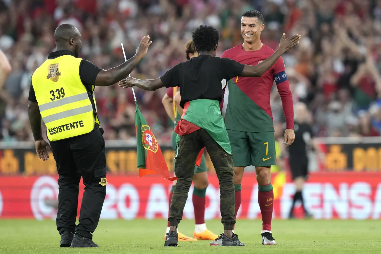 أحد المشجعين المشاهير خلال نزوله الملعب واحتفاله باحتضان رونالدو (أ.ب)