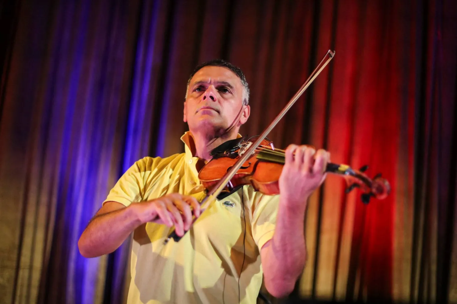 عازف الكمان فاسكو فاسيليف يقدم عرضاً في مونتانا (أ.ف.ب)