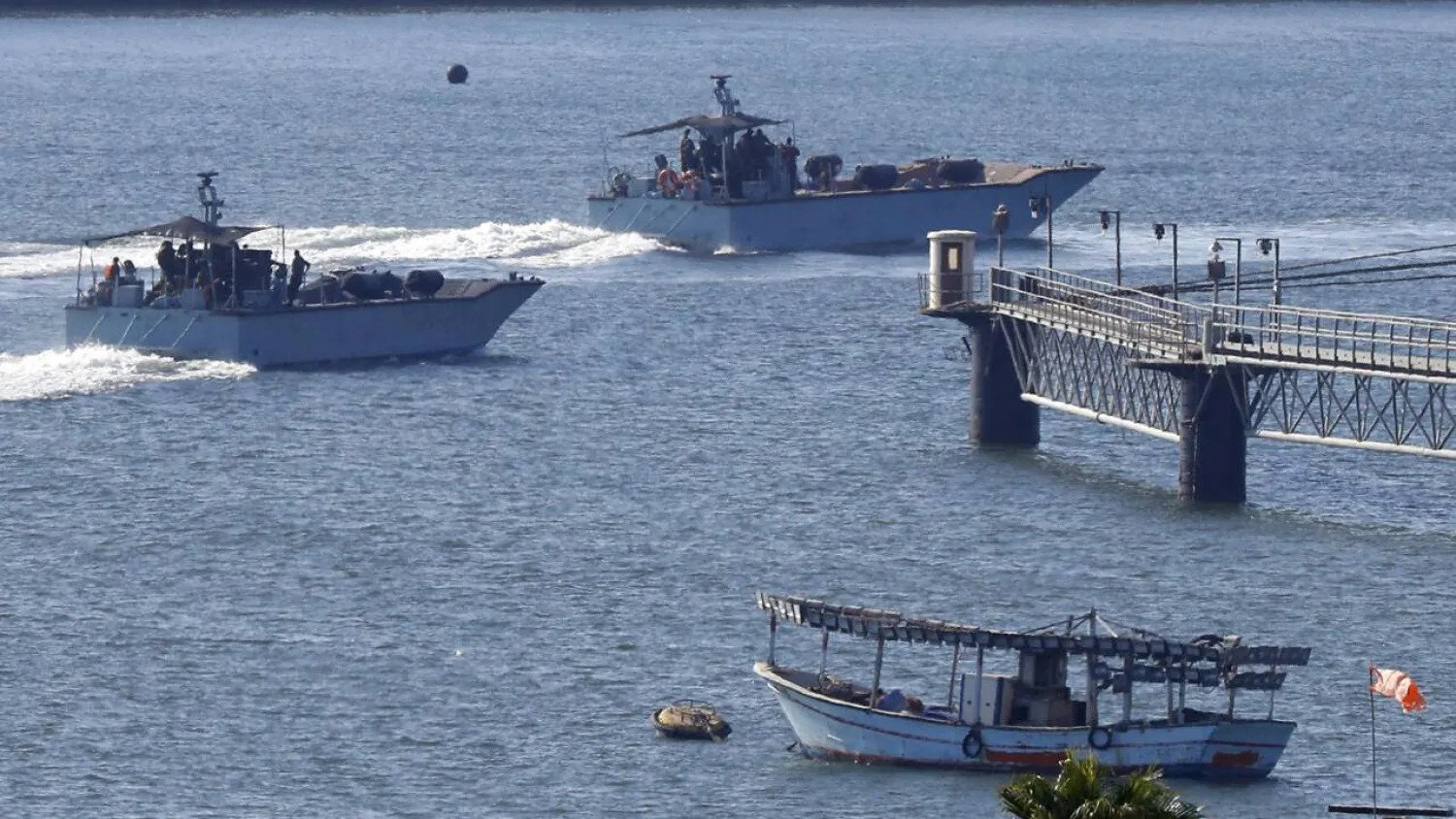 سفن تابعة للبحرية الإسرائيلية  في ميناء أشدود العسكري جنوب إسرائيل (أ.ف.ب)
