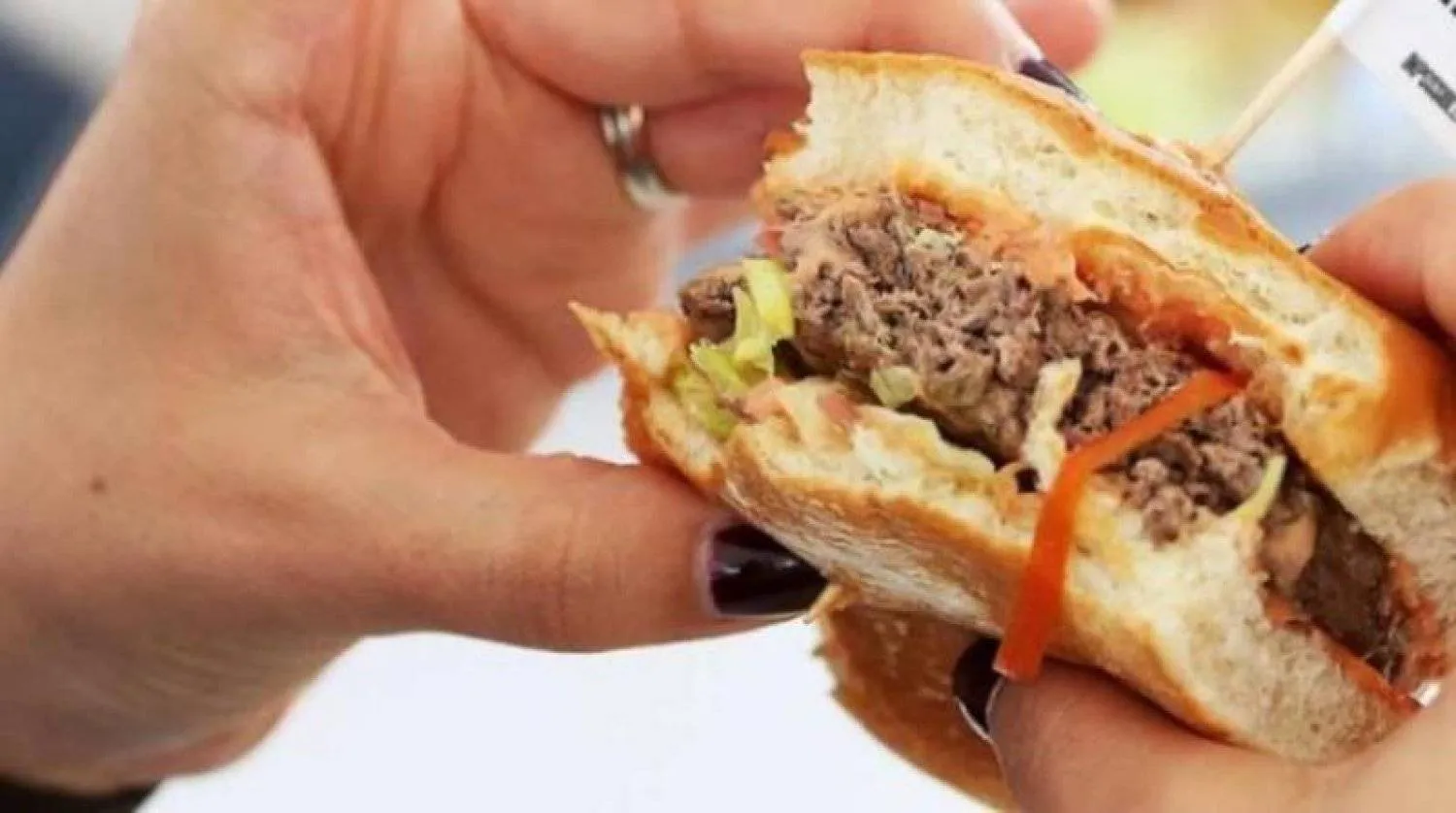 الضغط النفسي المزمن يمكن أن يحدث تغييرات في الدماغ تدفع الجسم لاتباع عادات غير صحية (رويترز)