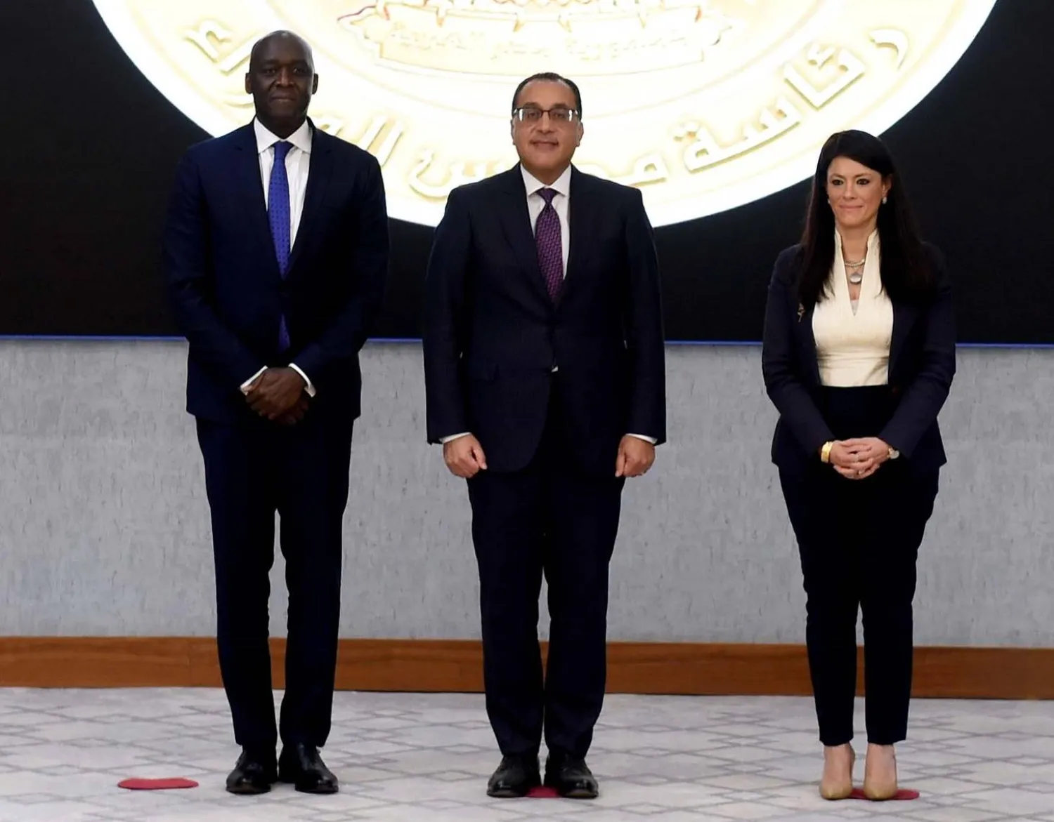 مصطفى مدبولي يتوسط مختار ديوب ورانيا المشاط (الحكومة المصرية)