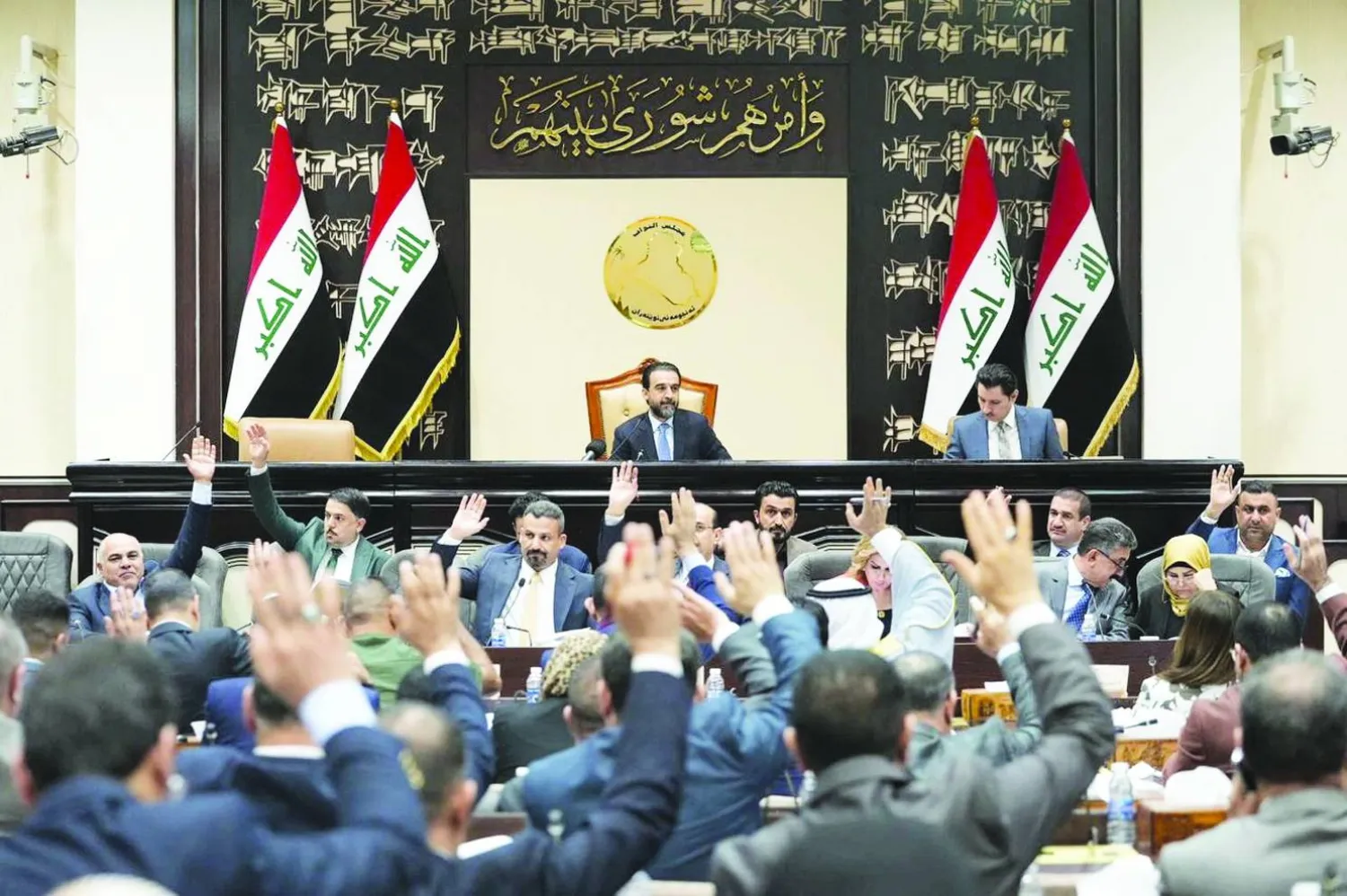 نواب البرلمان العراقي يرفعون أيديهم خلال مناقشة الموازنة الأسبوع الماضي (رويترز)