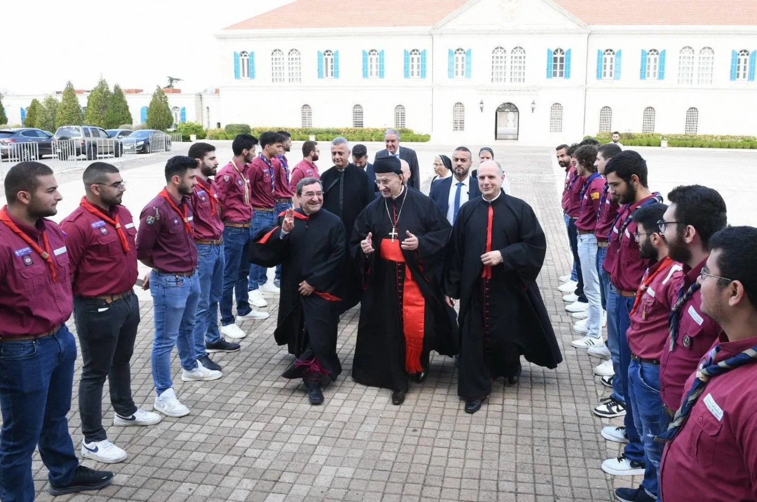 صورة نشرتها البطريركية المارونية للراعي متوجهاً إلى القداس