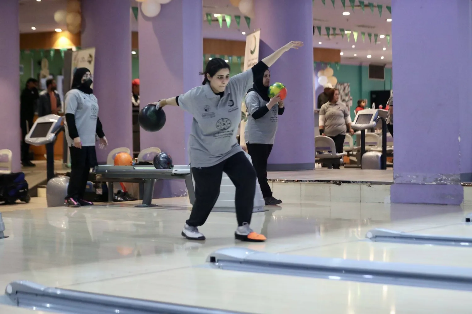 لعبة البولينغ باتت حاضرة بقوة في أوساط الفتيات السعوديات (الاتحاد السعودي للبولينغ)