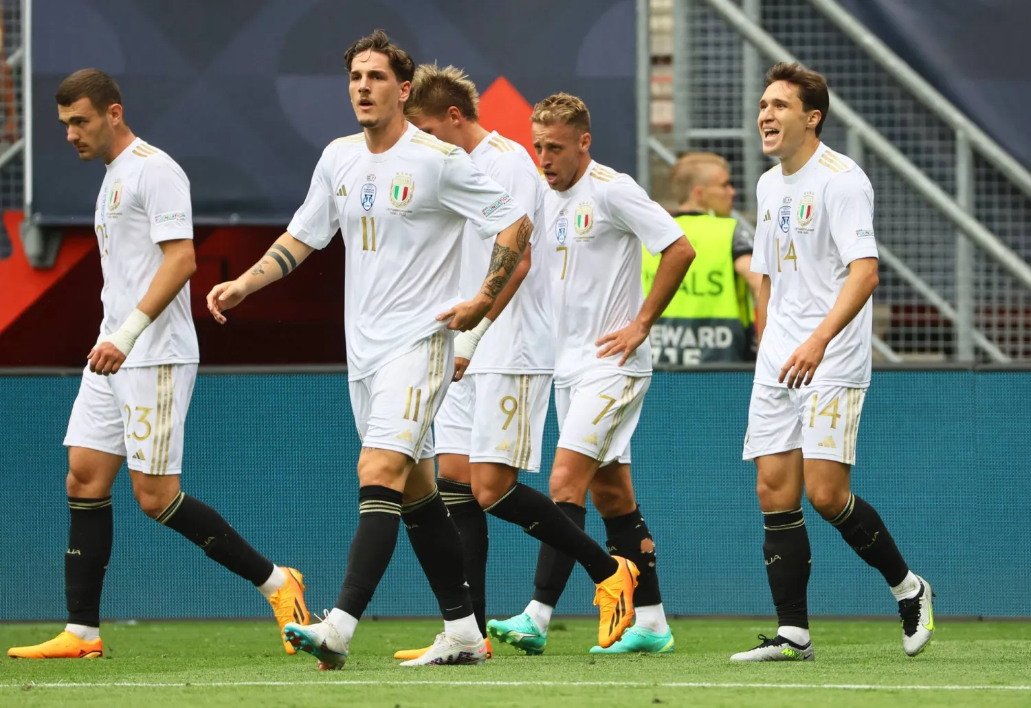 لاعبو إيطاليا يحتفلون بفوزهم بالمركز الثالث (رويترز)