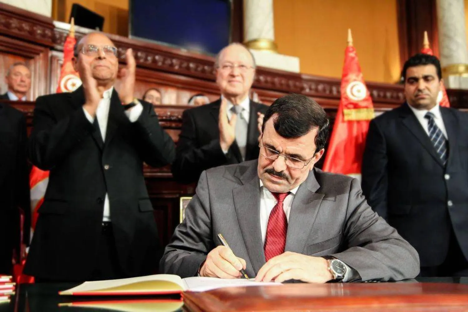 العريض يوقع دستور 2014 (مدونته الخاصة على مواقع التواصل)