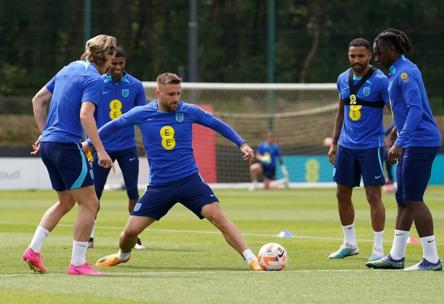 المدافع لوك شو بين زملائه في تدريبات المنتخب الانجليزي قبل مواجهة مقدونيا الشمالية (د ب ا)