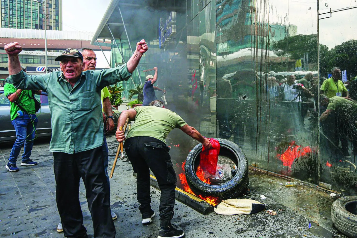 لبنانيون غاضبون خلال احتجاج يطالبون فيه بودائعهم في المصارف الخميس (د.ب.أ)