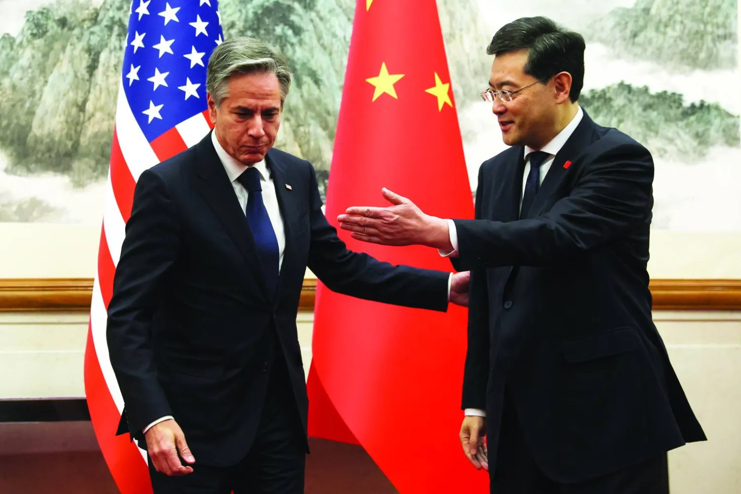 
وزير الخارجية الصيني تشين غانغ مستقبلاً نظيره الأميركي أنتوني بلينكن في بكين أمس (أ.ب)