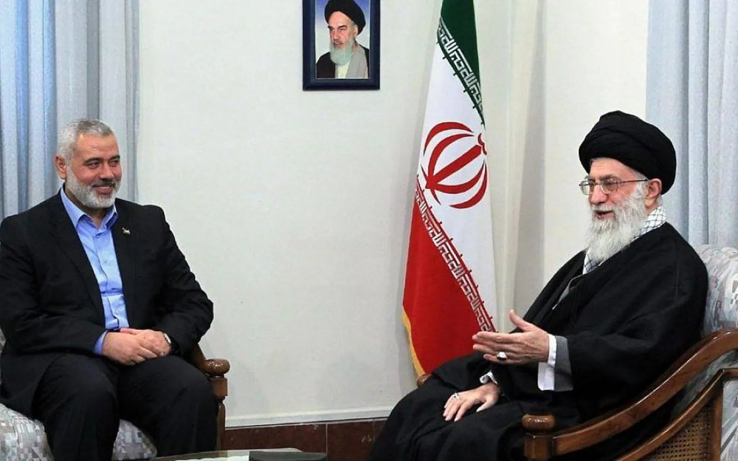 رئيس المكتب السياسي لحركة «حماس» إسماعيل هنية يلتقي المرشد الإيراني على خامنئي في طهران (أرشيفية - أ.ب)