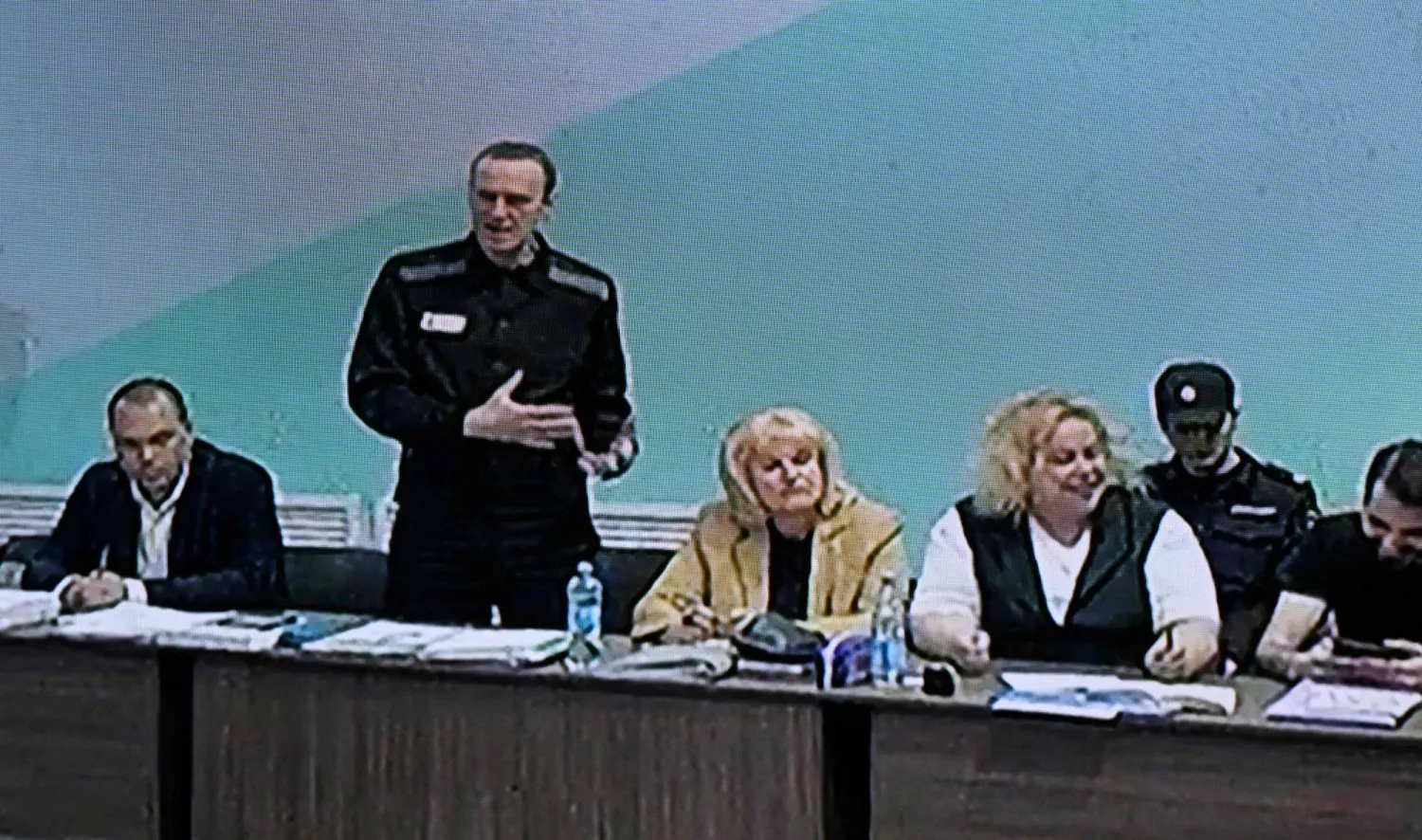 المعارض الروسي أليكسي نافالني على شاشة خلال المحاكمة أثناء وجوده بسجن «إي كاي-6» في ميليخوفو (أ.ف.ب)