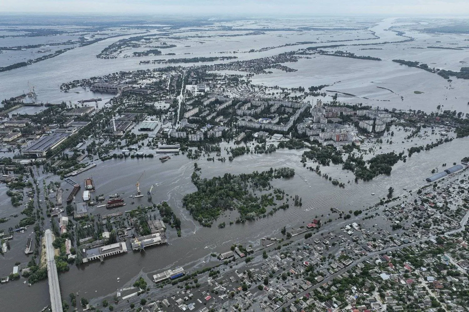 صورة التُقطت في 10 يونيو 2023 تظهر أحد أحياء خيرسون في أوكرانيا تغمره الفيضانات نتيجة تدمير سد كاخوفكا (أ.ب)