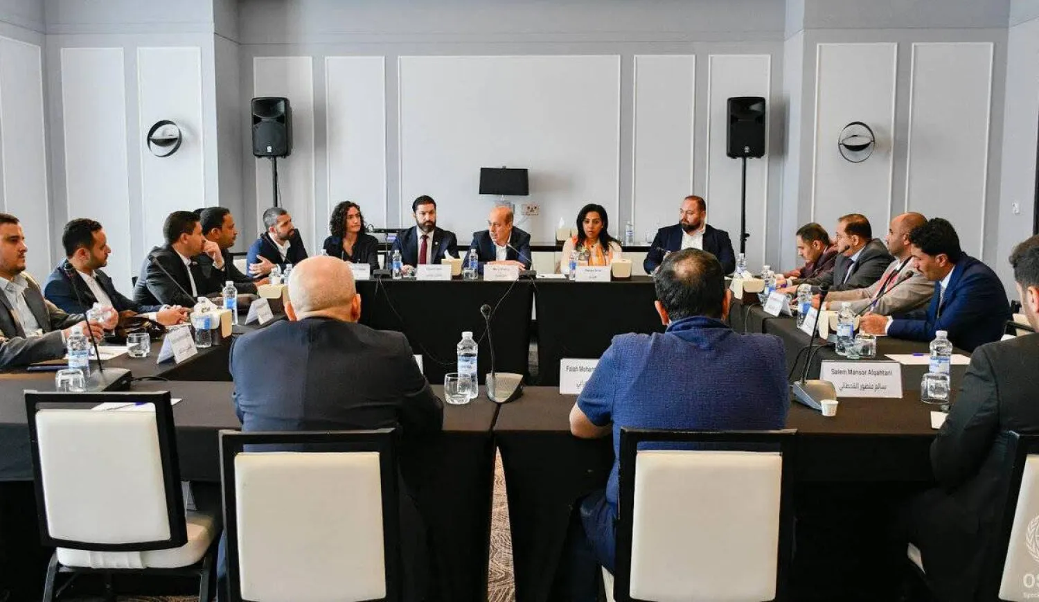 جانب من اجتماعات الوفد الحكومي اليمني وممثلي الحوثيين في عمان (الأمم المتحدة)