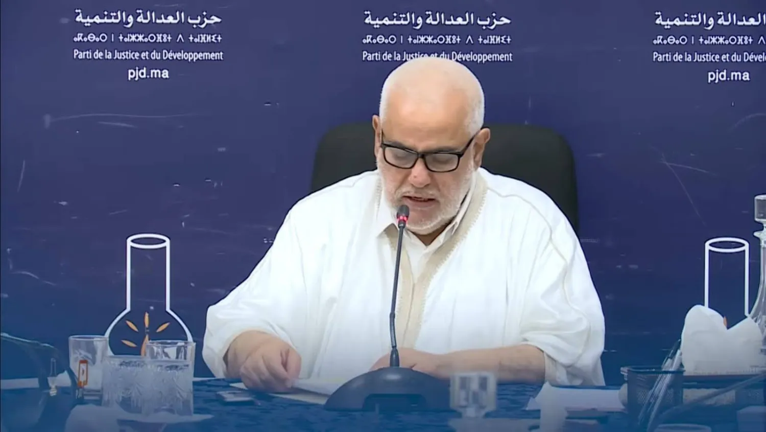 عبد الإله ابن كيران الأمين العام لحزب العدالة والتنمية خلال ترؤسه اجتماع لجنة التنظيم والمالية لحزب العدالة والتنمية