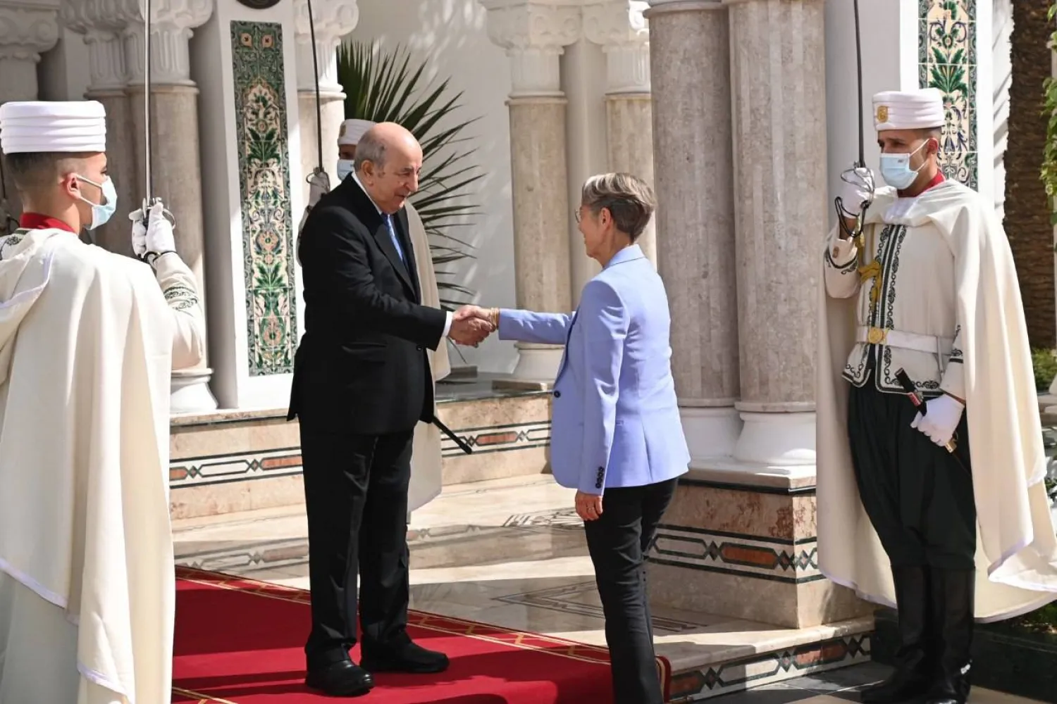 الرئيس الجزائري مستقبلاً رئيسة الوزراء الفرنسية في 10 أكتوبر 2022 (الرئاسة الجزائرية)