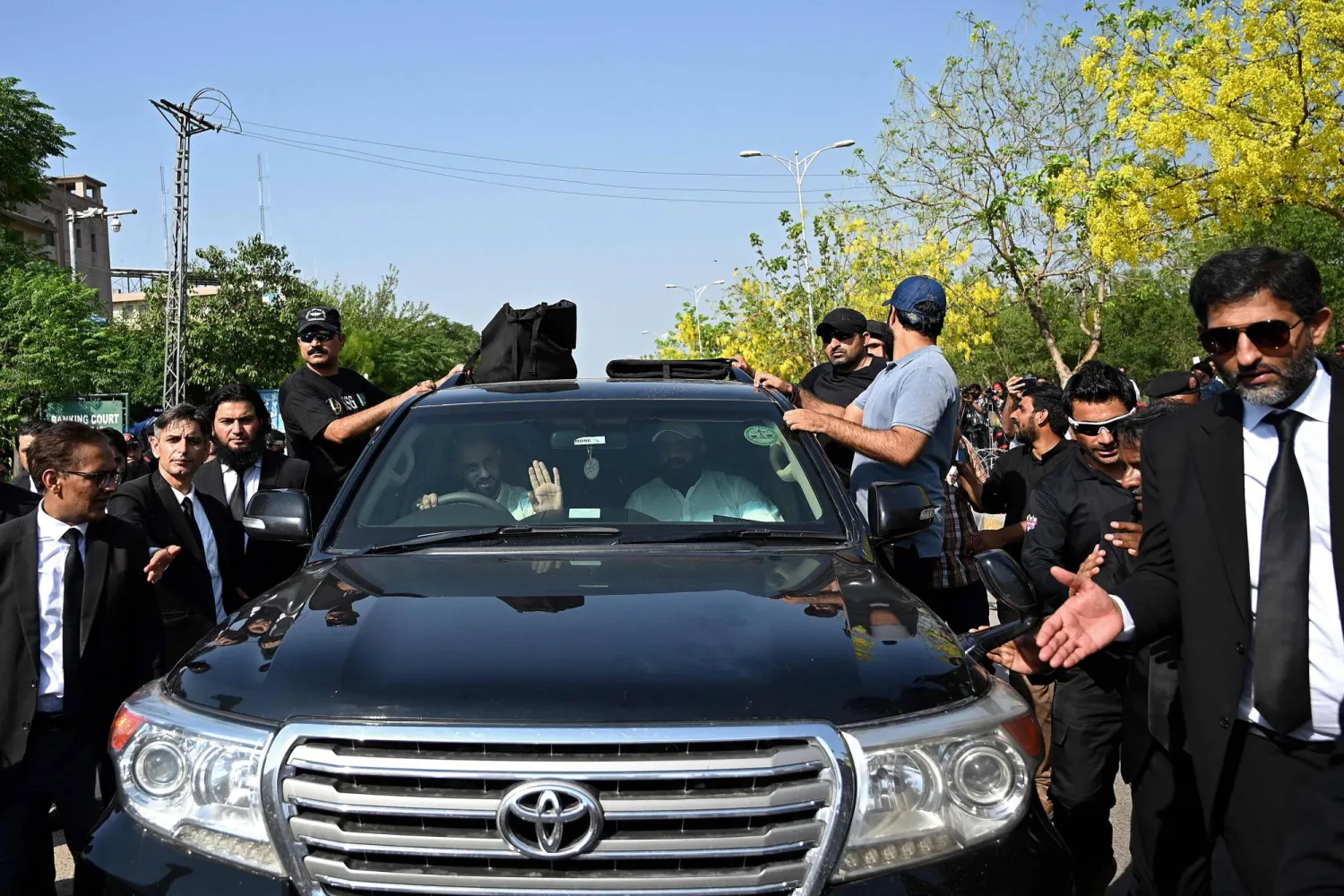 سيارة تقل رئيس الوزراء الباكستاني السابق عمران خان تغادر بعد مثول خان أمام المحكمة بإسلام آباد اليوم في 19 يونيو 2023 (أ.ف.ب)