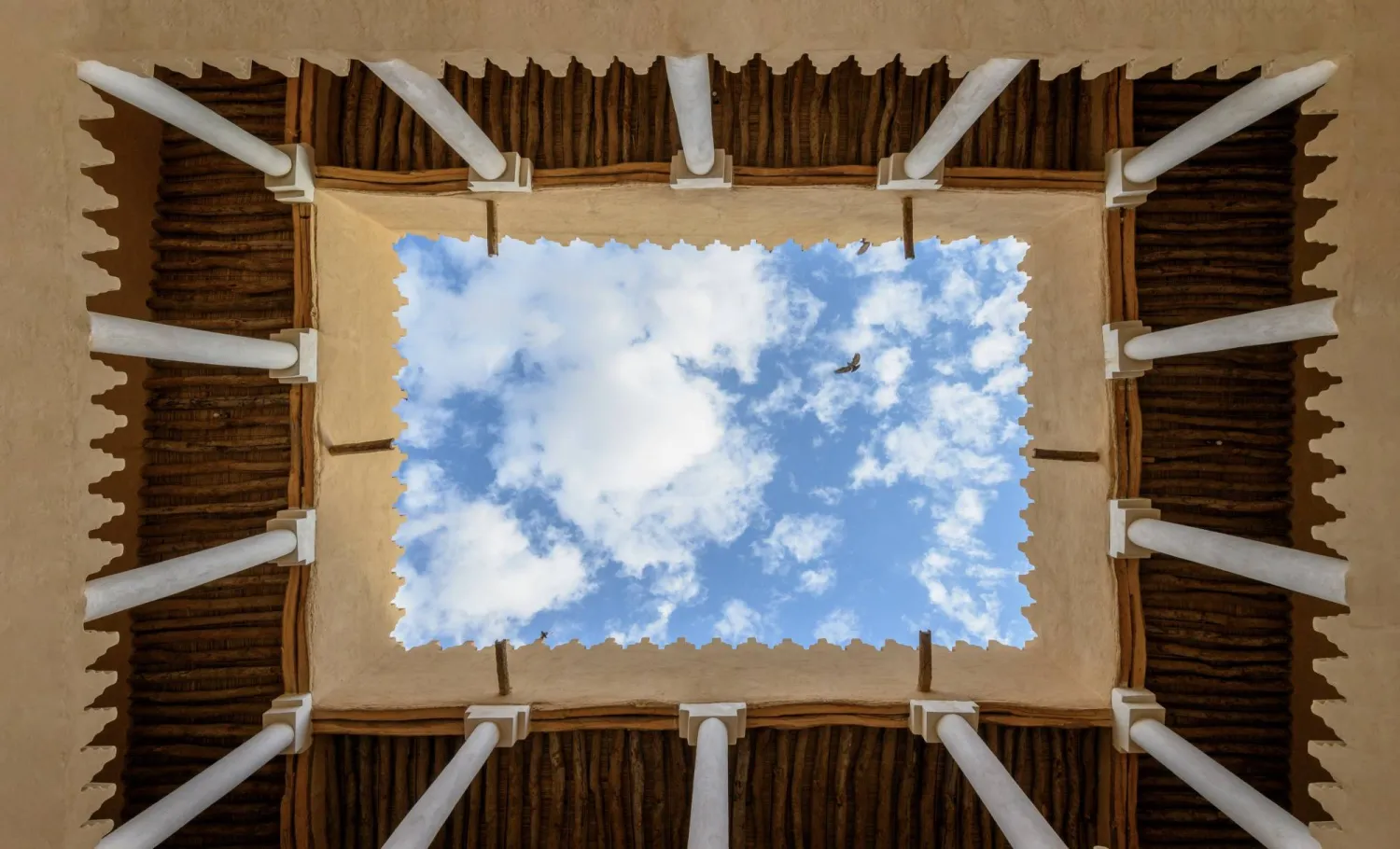 يبلغ عدد المواقع المسجلة في السجل الوطني السعودي للآثار نحو 8788 موقعاً أثرياً في مختلف المناطق (وزارة الثقافة)