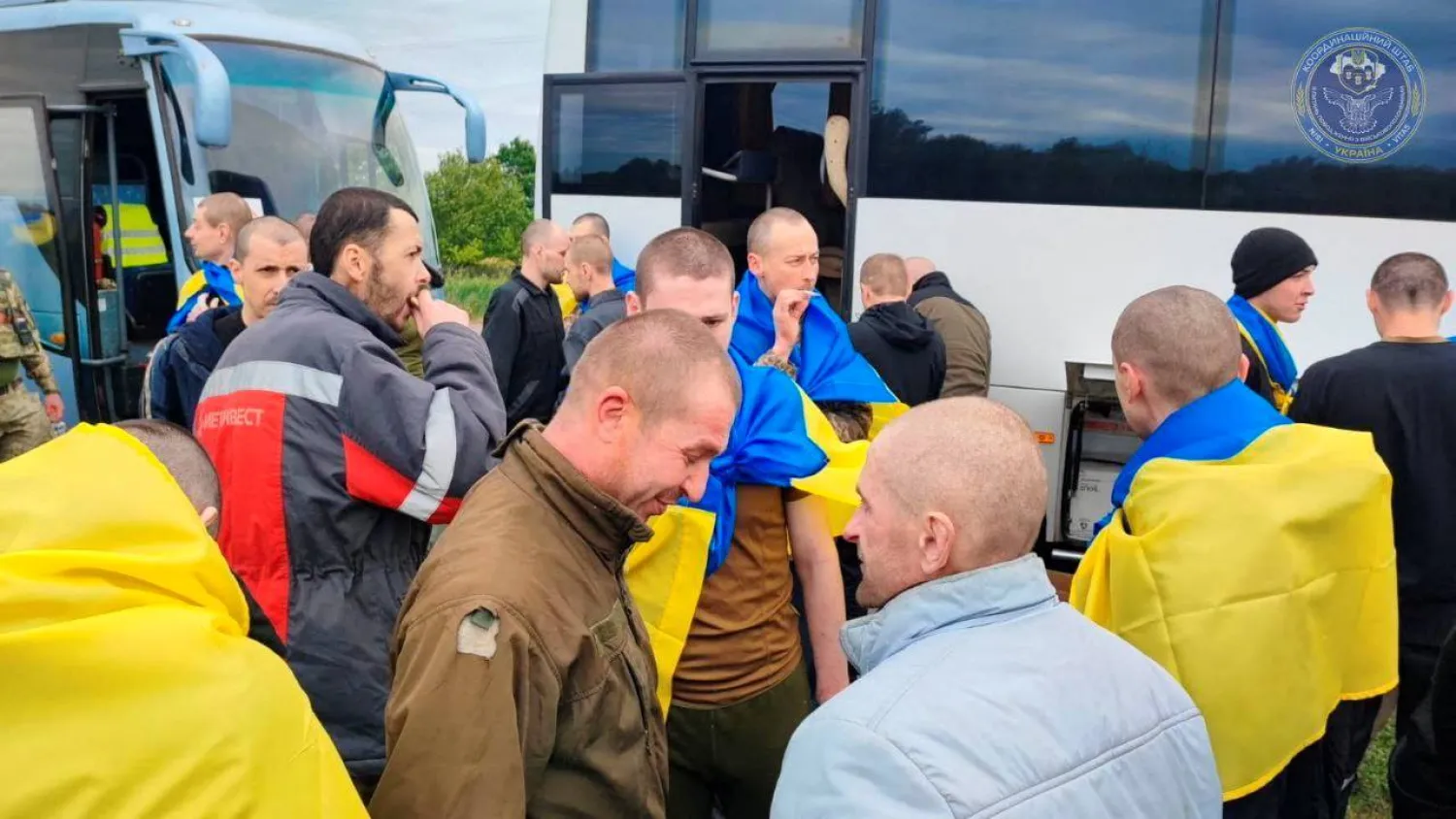 صورة نُشرت في 11 يونيو 2023 تظهر أسرى حرب أوكرانيين شوهدوا في أوكرانيا في مكان لم يتم تحديده بعد عملية تبادل أسرى (رويترز)