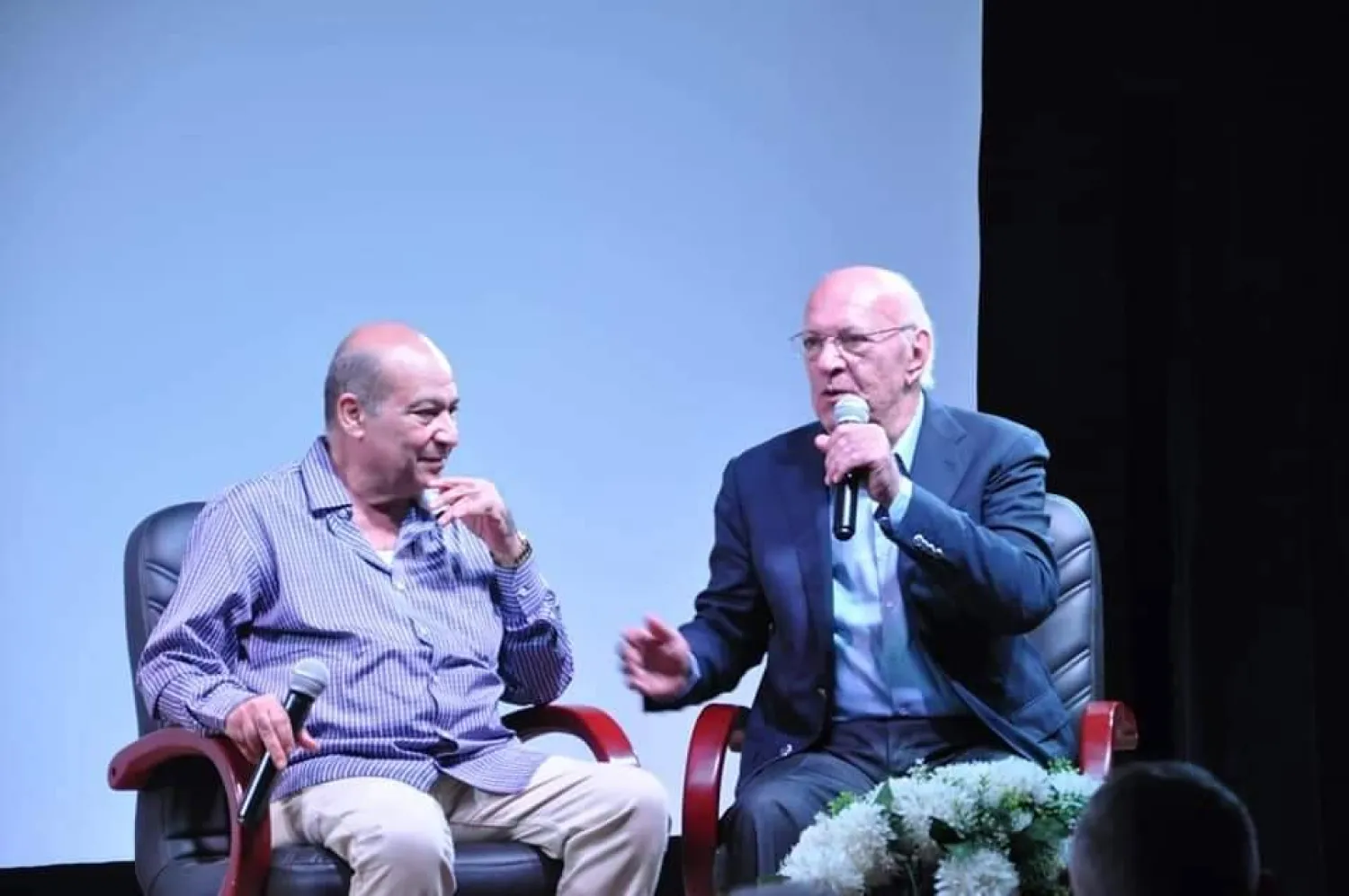 خيرت يتحدث للحضور خلال اللقاء الذي أداره الناقد طارق الشناوي (صفحة قصر السينما)