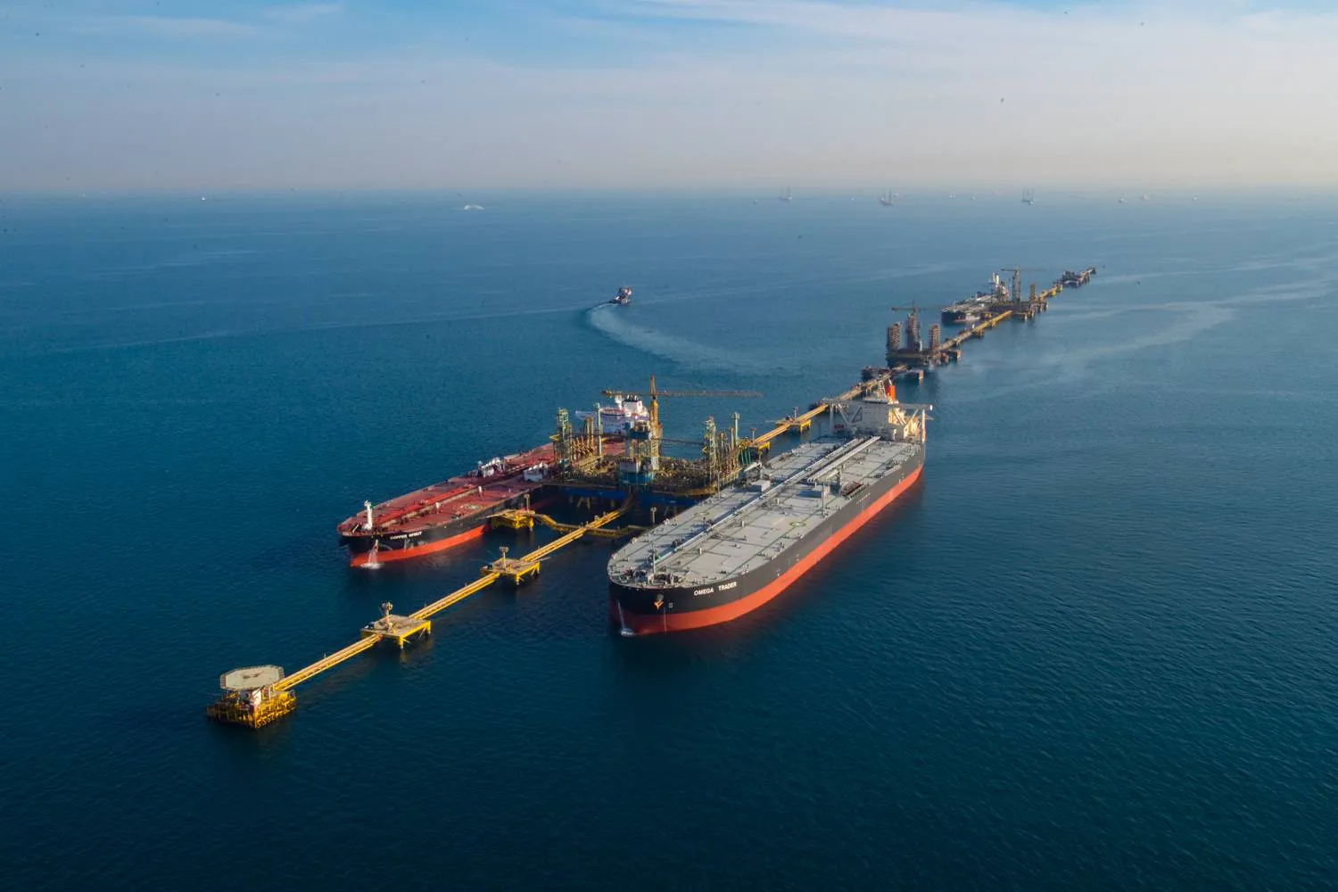 الجزيرة الاصطناعية في فرضة رأس تنورة التي توفر مراسي إضافية للناقلات لتحميلها بالنفط (موقع شركة أرامكو)