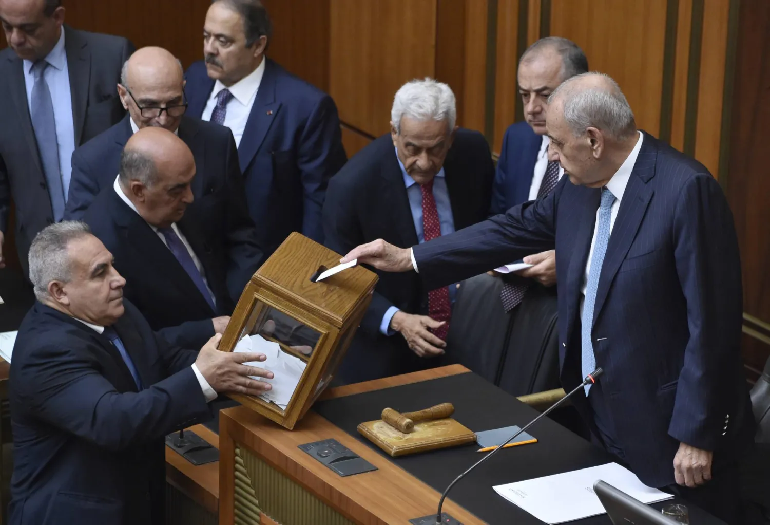 رئيس البرلمان اللبناني نبيه بري يدلي بصوته في جلسة انتخابات الرئاسة الأخيرة في 14 يونيو الحالي (البرلمان اللبناني - د.ب.أ)