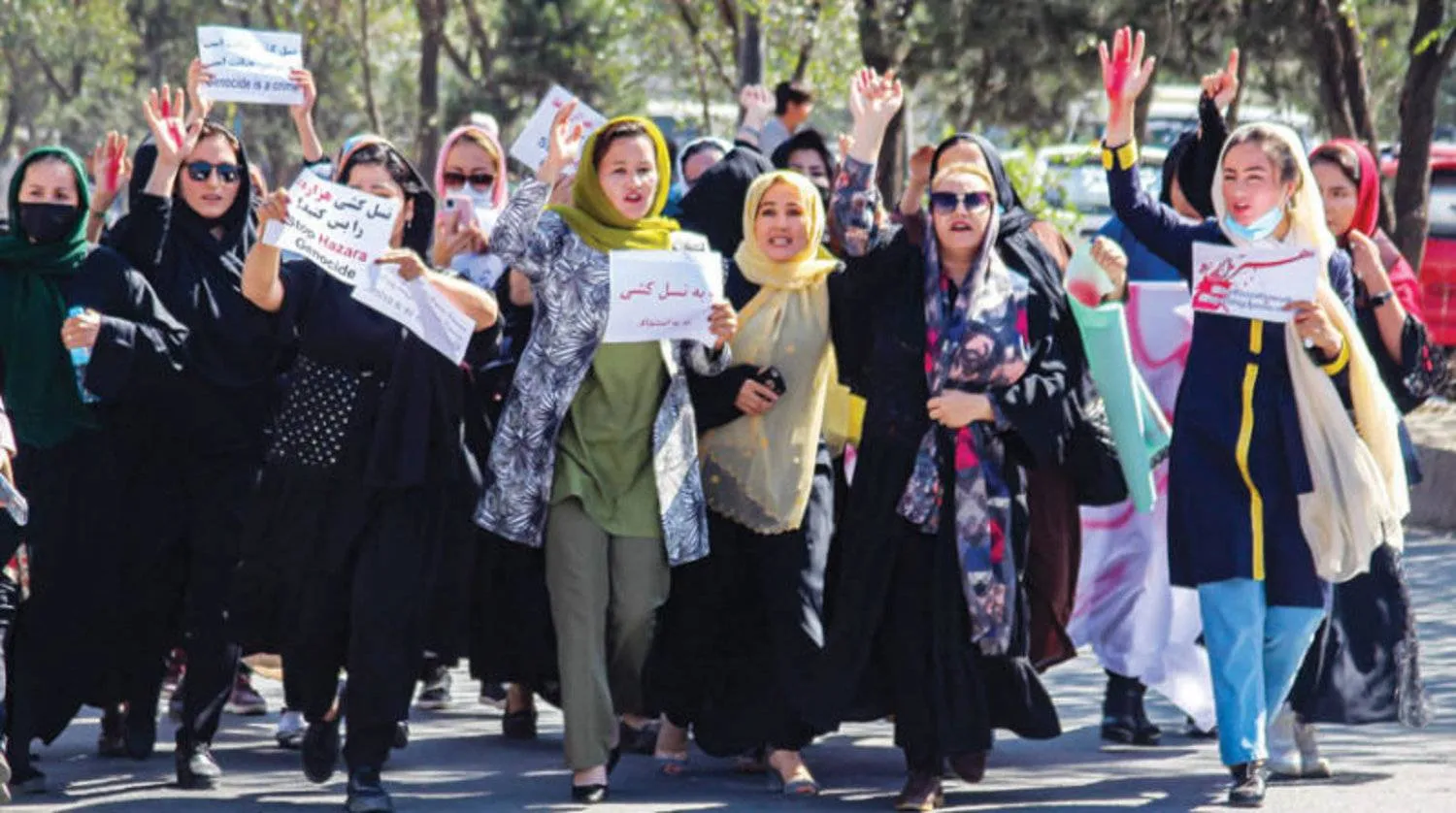 نساء يتظاهرن في كابل (أ.ف.ب)