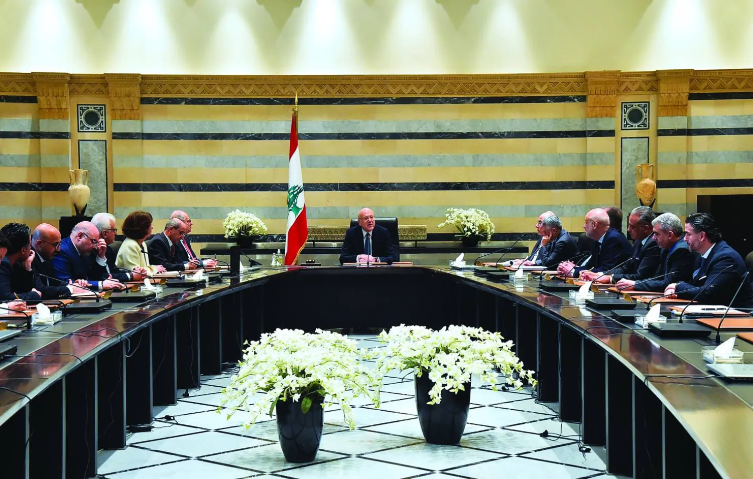 ميقاتي مترئساً إحدى جلسات مجلس الوزراء (دالاتي ونهرا)