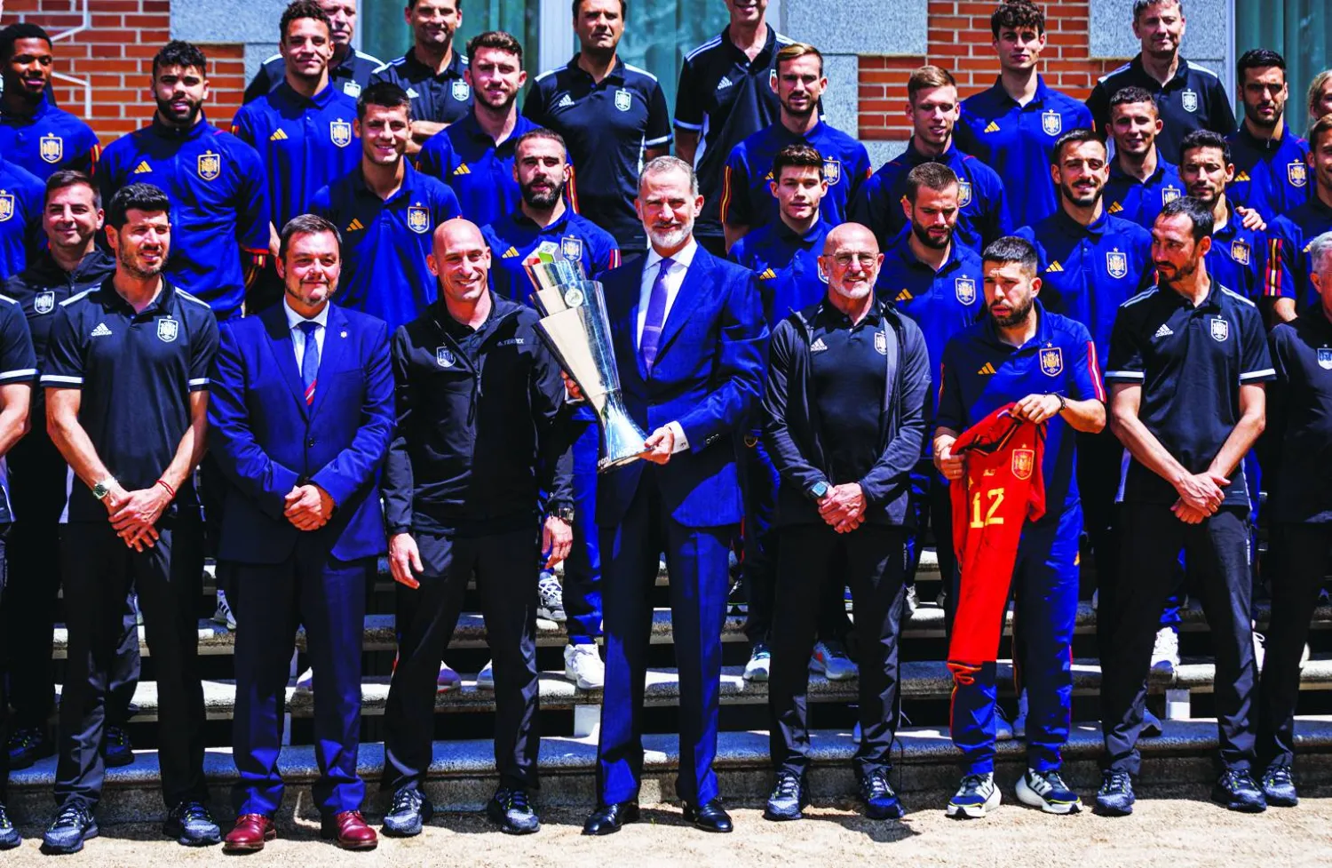 فيليبي ملك إسبانيا يحتفل بكأس دوري الأمم خلال استقباله لاعبي المنتخب وجهازهم الفني (رويترز)