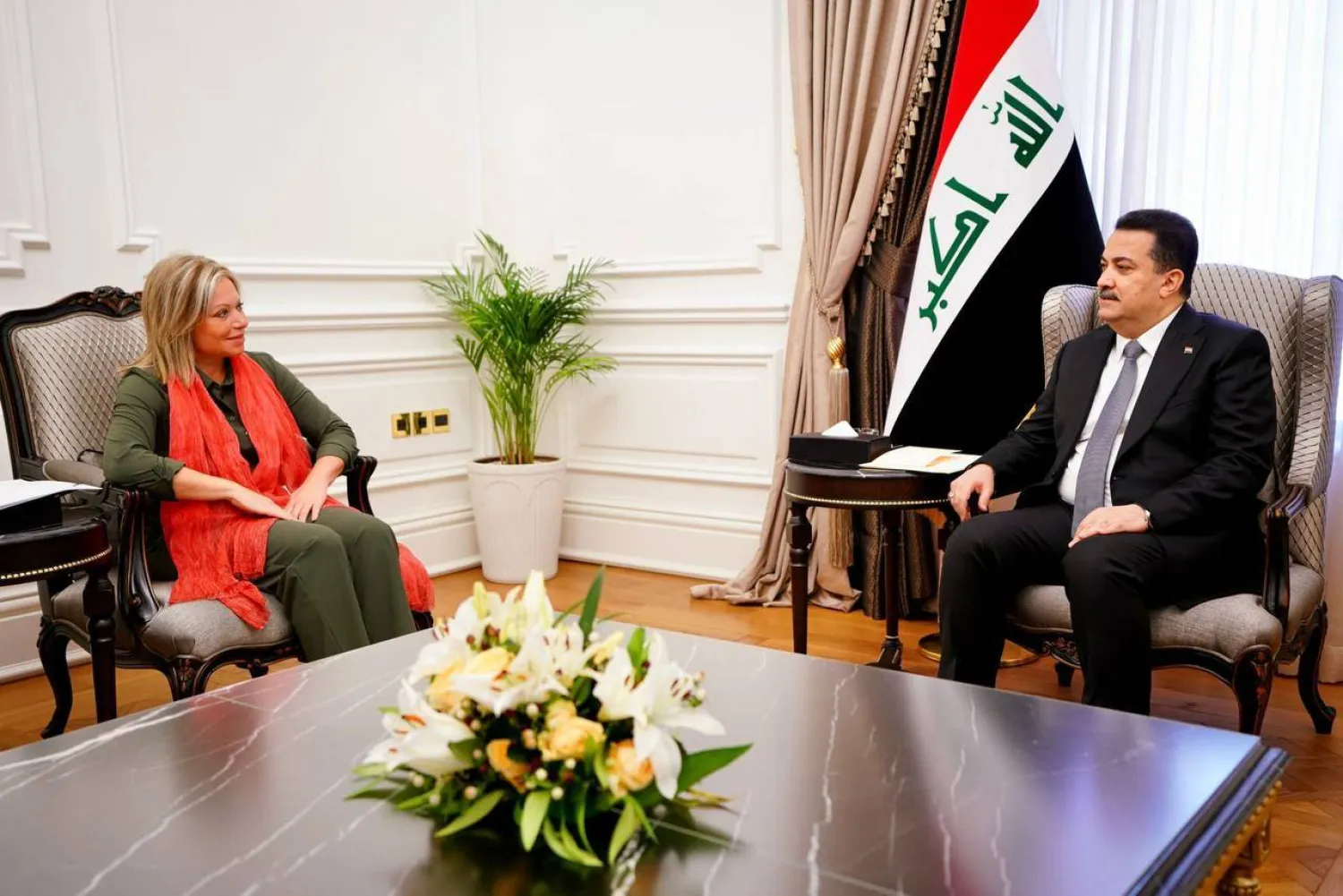 السوداني يستقبل الممثلة الخاصة للأمم المتحدة في العراق جينين بلاسخارت في بغداد اليوم (رئاسة الوزراء العراقية)