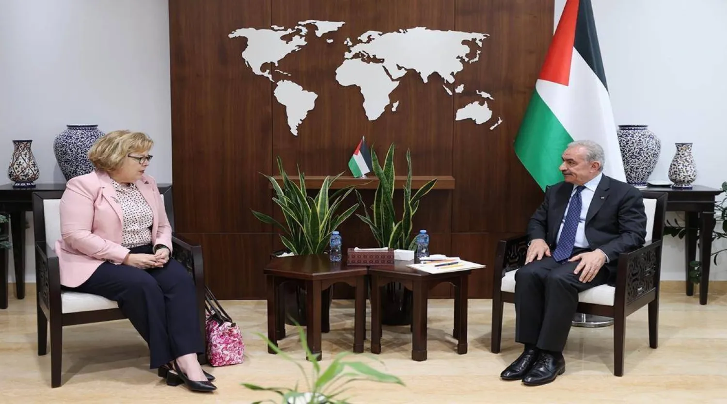 رئيس الوزراء محمد أشتية استقبل المسؤولة الأميركية باربرا ليف برام الله (وفا) 