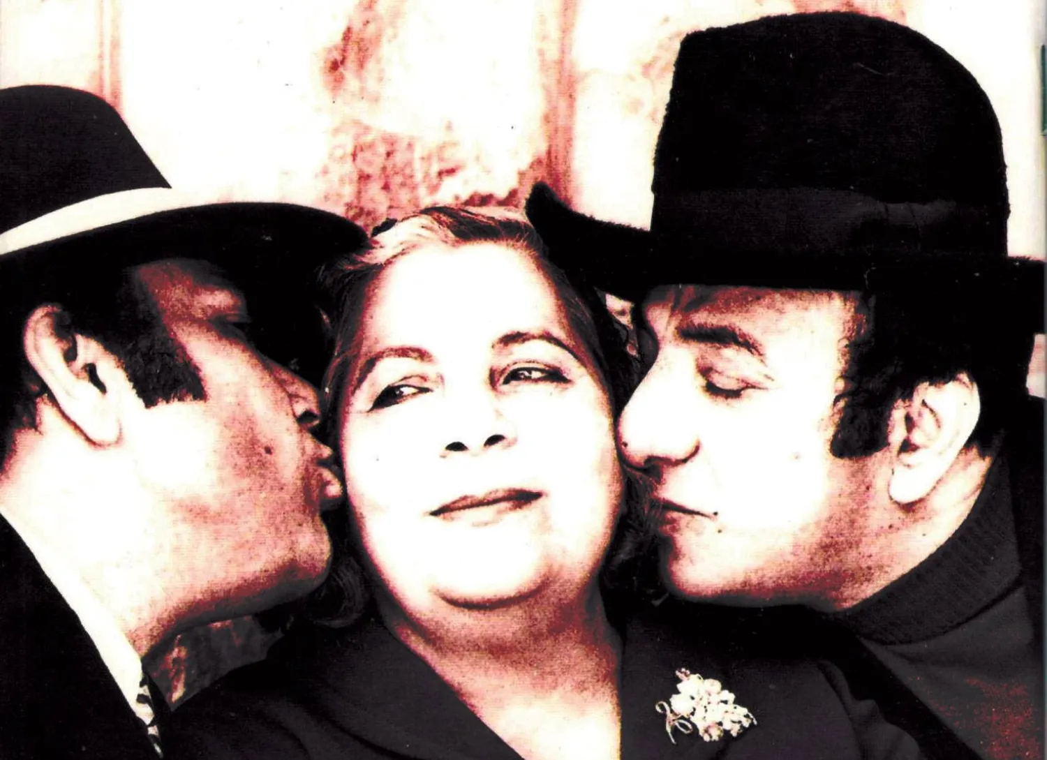 عاصي ومنصور الرحباني مع والدتهما سعدى (أرشيف مروان وغدي الرحباني)