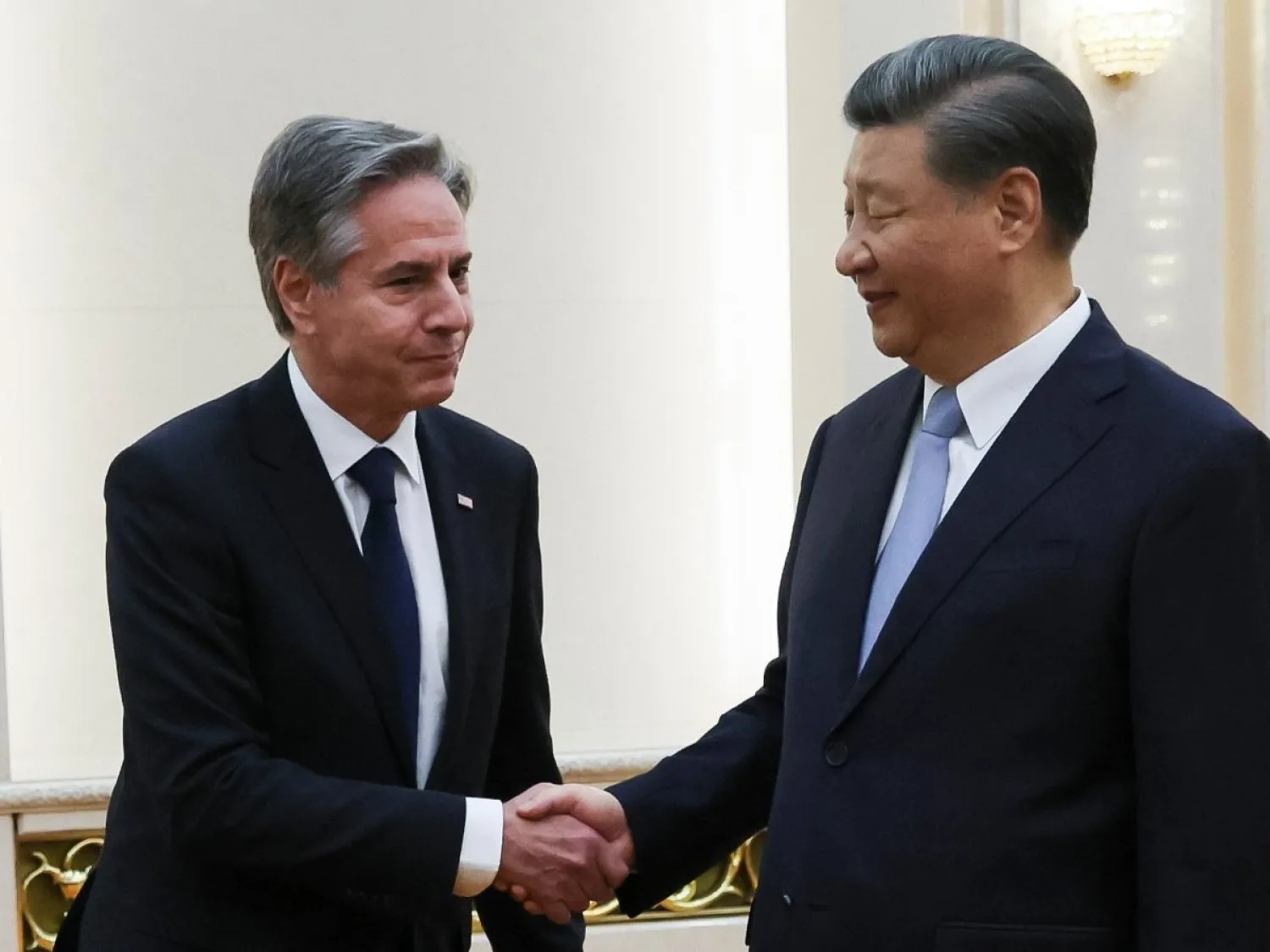 الرئيس الصيني شي جينبينغ يصافح وزير الخارجية الأميركي أنتوني بلينكن (أ.ب)