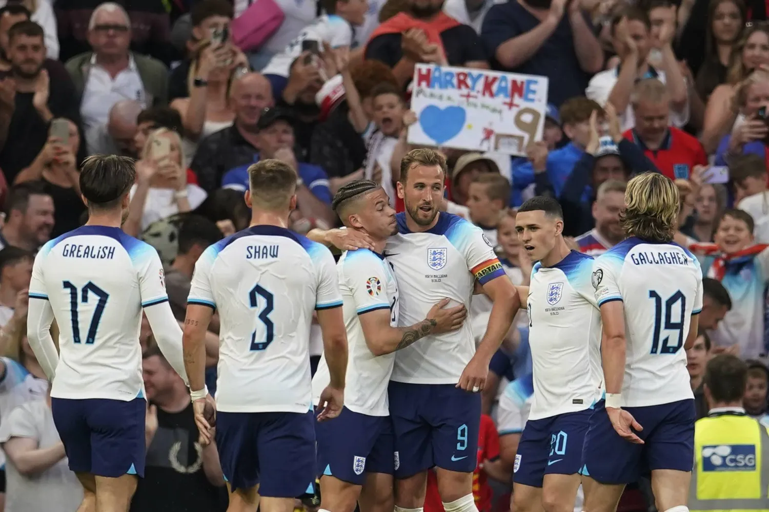 لاعبو إنجلترا يحتفلون بمهرجان الأهداف في مقدونيا (أ.ب)