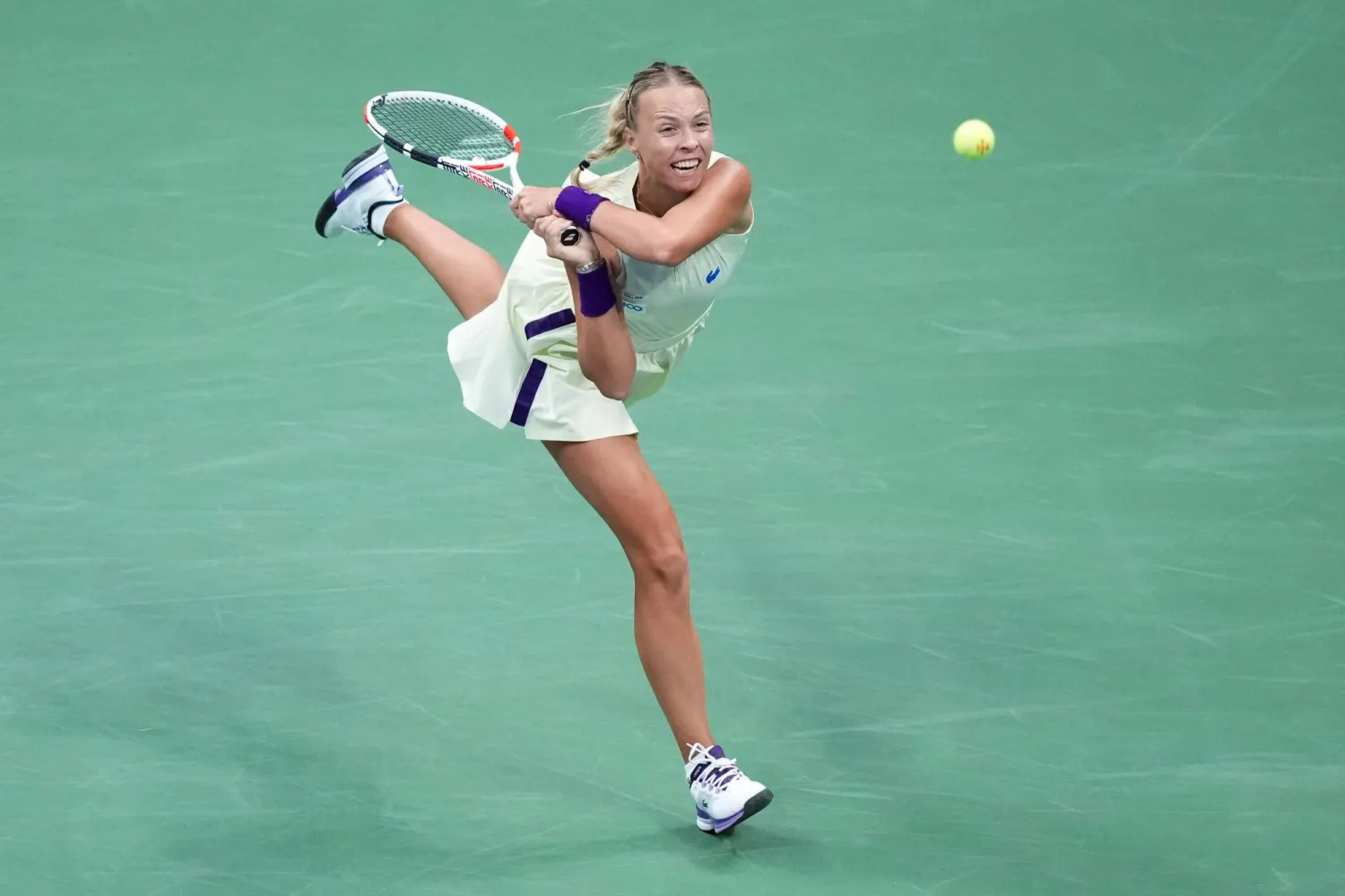 النجمة الإستونية قالت إنه بعد استشارات للطبيب أُبلغت بأنها تعاني من مشكلة أسفل الظهر (رويترز)