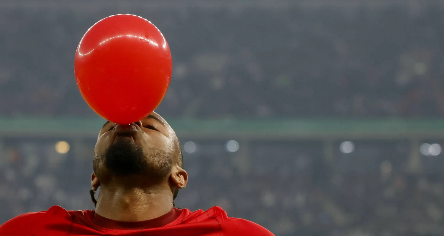 النجم الفرنسي سيكون في تحدٍ كبير حينما يلعب في البريمرليغ (أ.ف.ب)