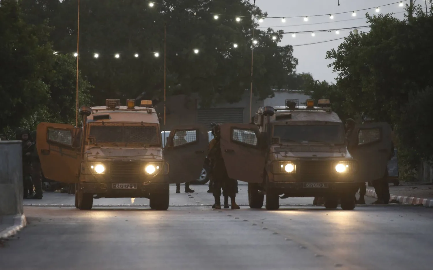 جنود إسرائيليون بالقرب في قرية ياباد قرب مدينة جنين الاثنين (إ.ب.أ)