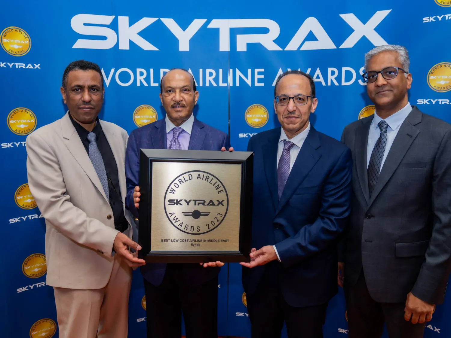 بندر المهنا يتسلم جائزة «طيران ناس» في باريس (الشرق الأوسط)