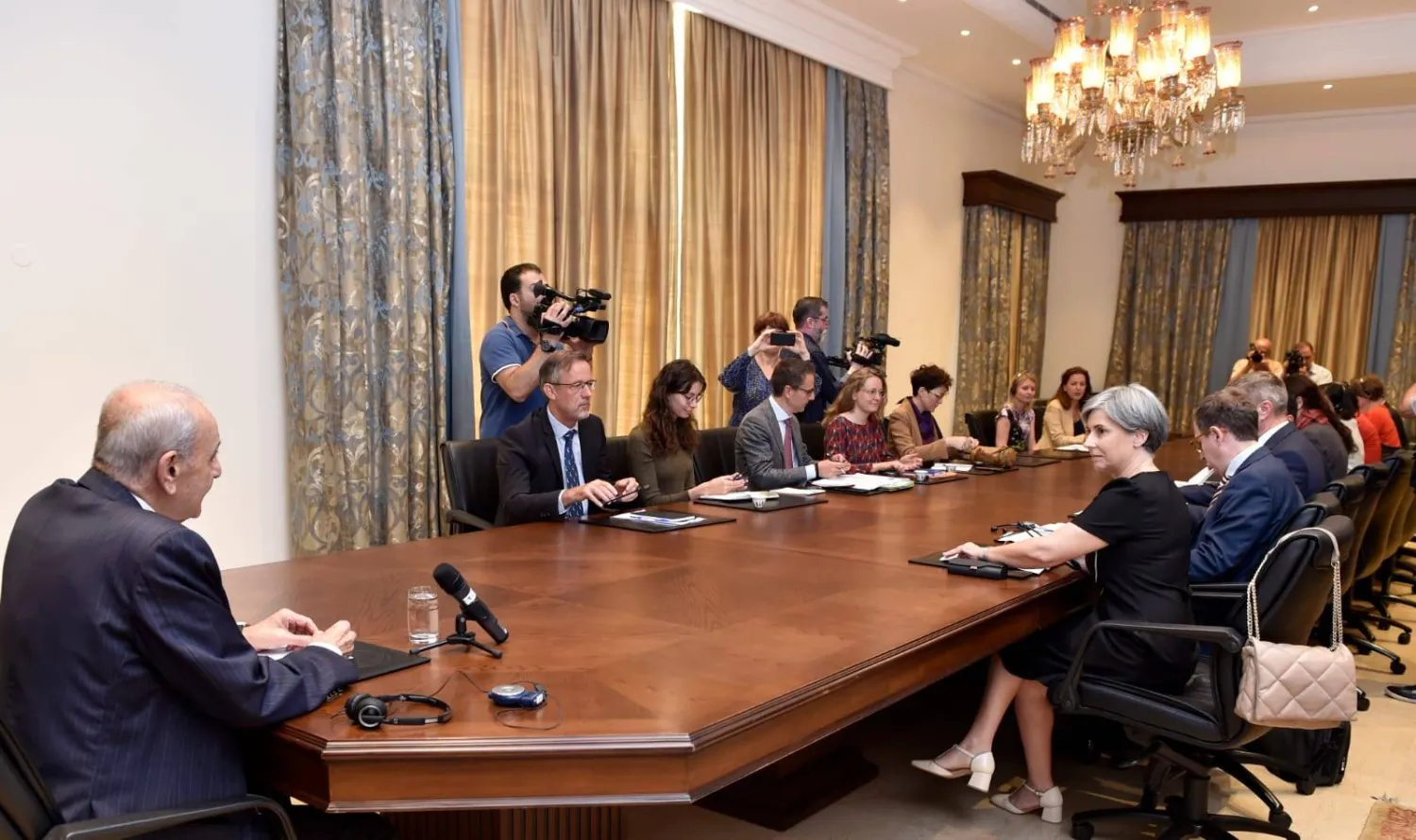 الرئيس نبيه بري مجتمعاً مع الوفد الأوروبي (رئاسة مجلس النواب)