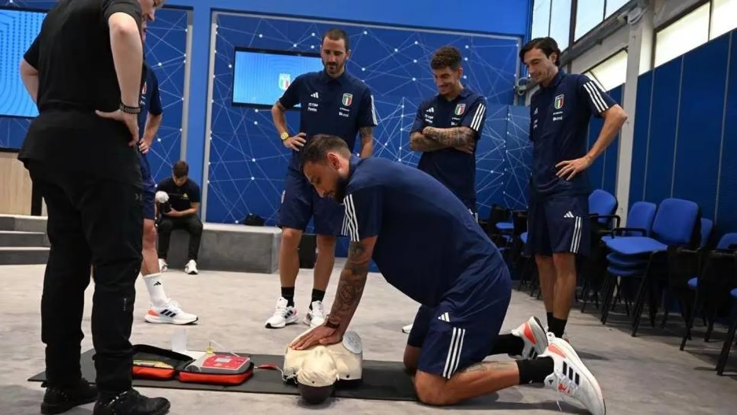 منظمون في «يويفا» أشرفوا على تدريب منتخبات للشباب على طريقة التنفس الرئوي (يويفا)