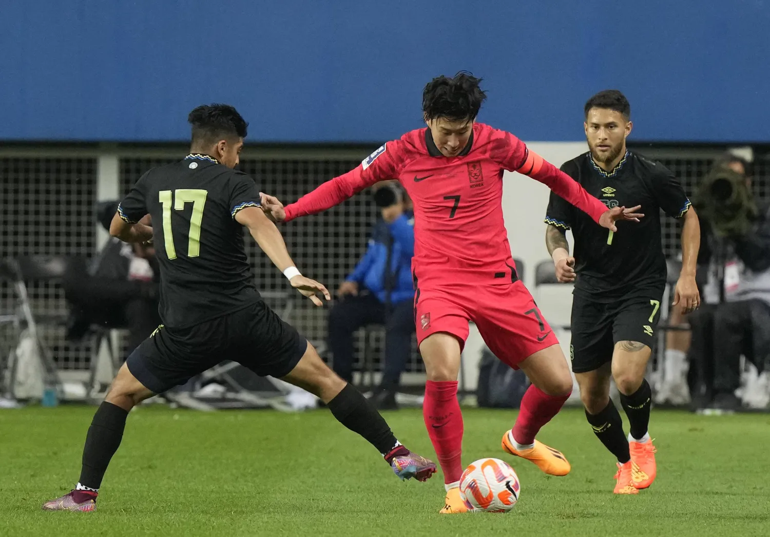 النجم الكوري سون وسط لاعبين من السلفادور (أ.ب)