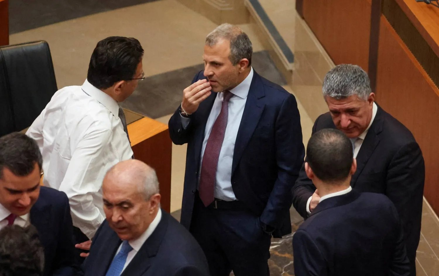 رئيس «التيار الوطني الحر» النائب جبران باسيل محاطاً بنواب في الجلسة الأخيرة لانتخاب رئيس للجمهورية (رويترز)