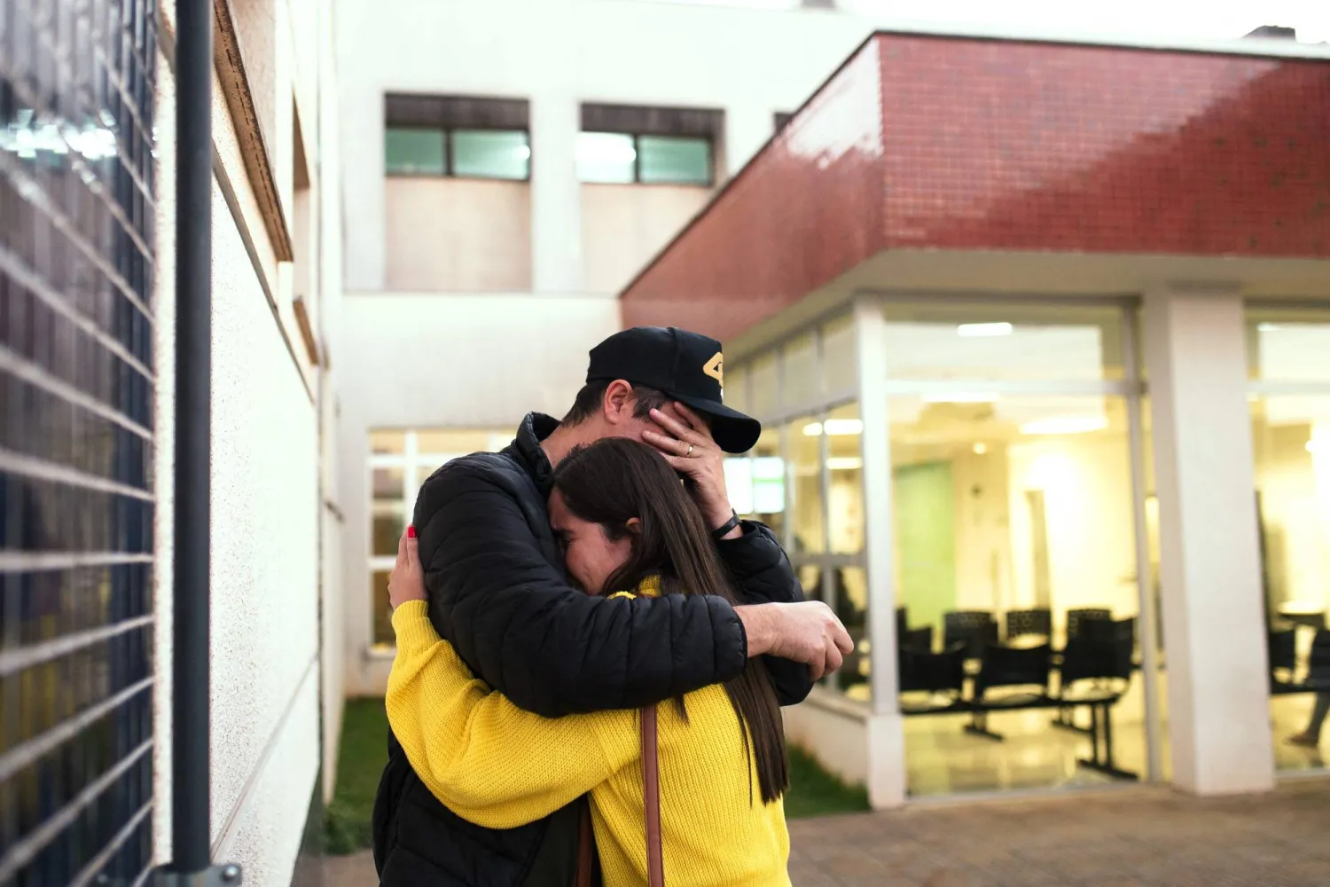 والد فتى قضى نحبه نتيجة إصابته في إطلاق نار بمدرسة هيلينا كولودي في البرازيل (أ.ف.ب)